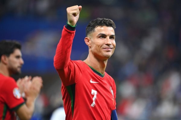 Suns: Ronaldo was hugged by the fans who broke into the game while warming up, calmed down and reached out to calm the situation