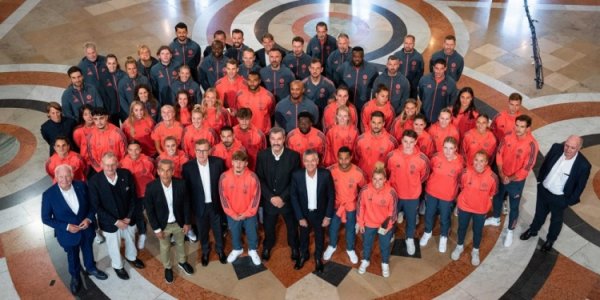 Official: Bayern men s football team and women s football team both won the championship last season, and the team was commended by the Bavarian governor